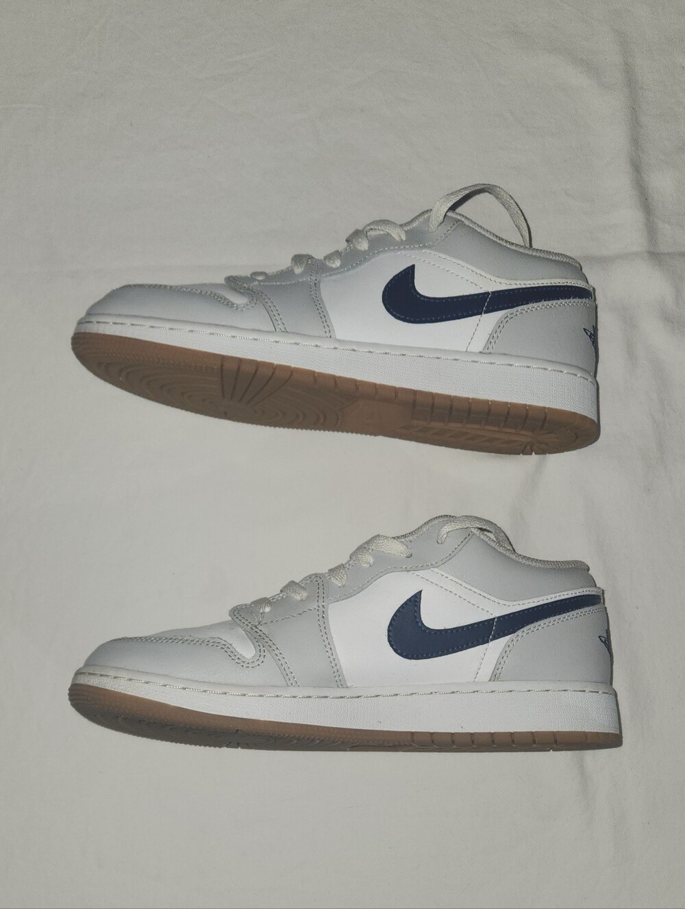Nike Boys' White & Navy Low-Top Classic Air Jordan Sneakers Size 6.5Y